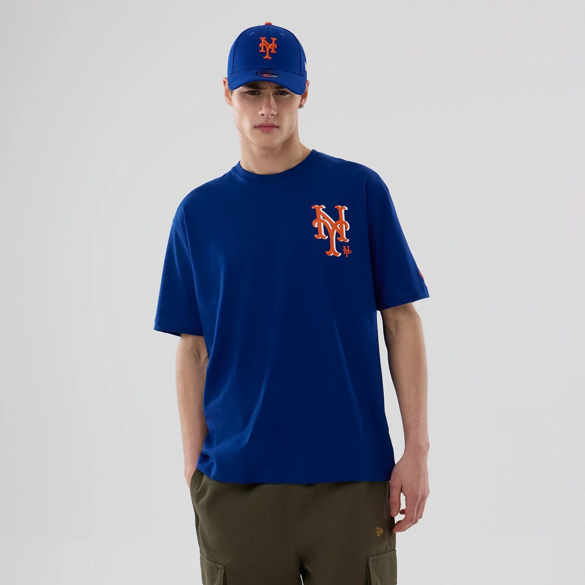 The model is wearing this MLB Graphic New York Mets T-Shirt in blue. 1