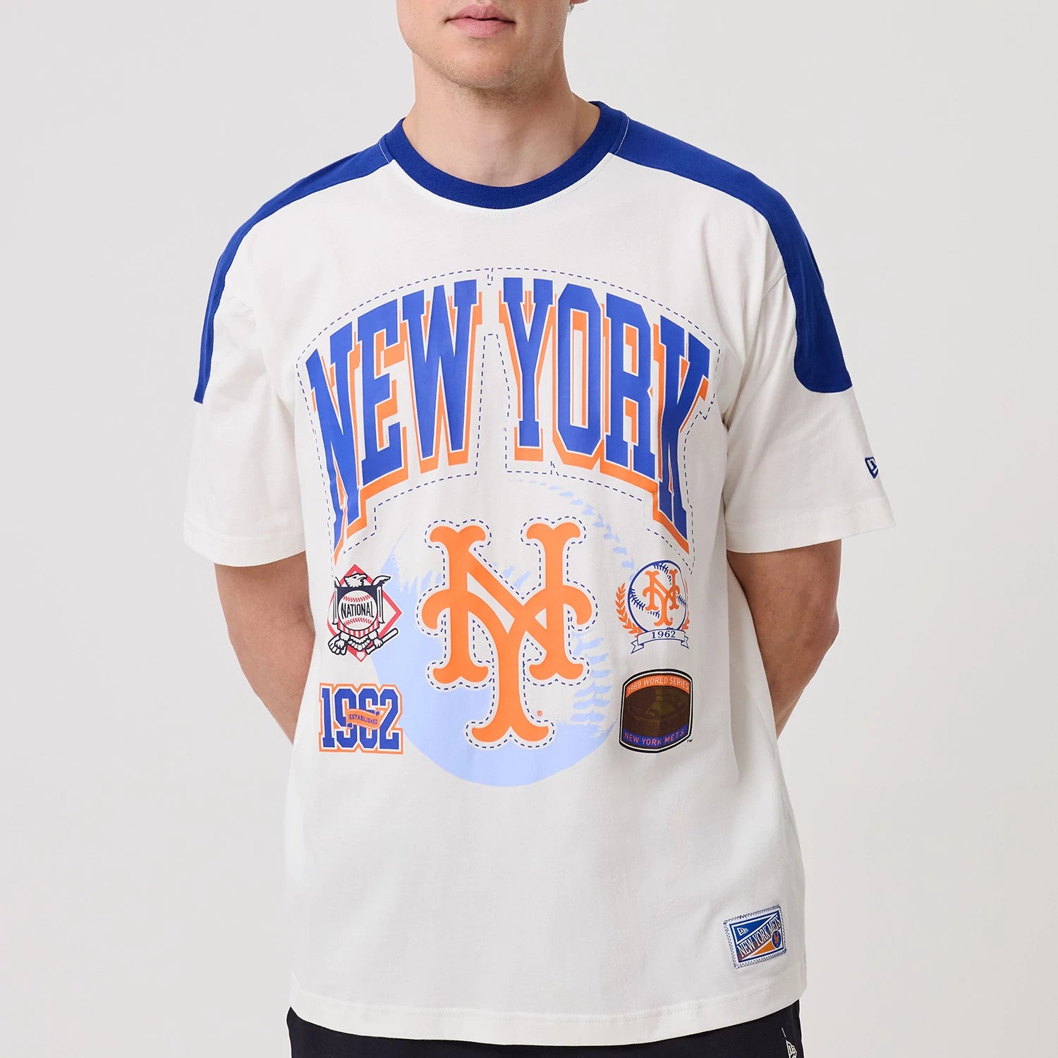 The model is wearing this MLB Sport Classic New York Mets T-Shirt in white. 3