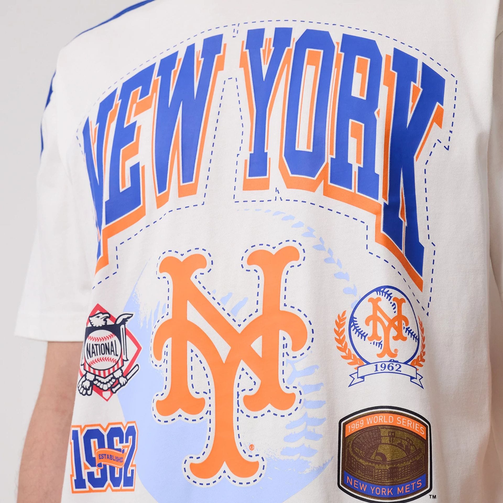 The model is wearing this MLB Sport Classic New York Mets T-Shirt in white. 4