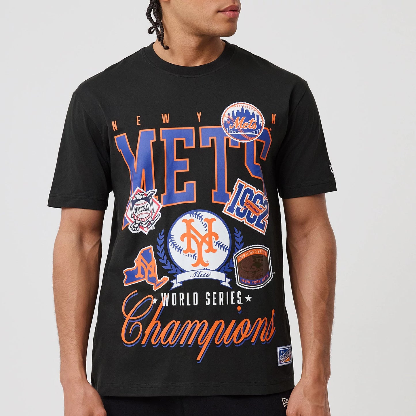 The model is wearing this MLB Sport Classic New York Mets T-Shirt in black. 3