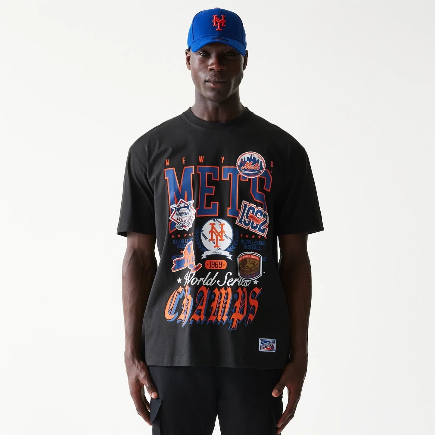 The model is wearing this MLB Sport Classic New York Mets T-Shirt in black. 1