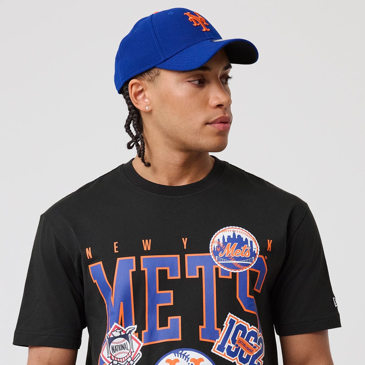 The model is wearing this MLB Sport Classic New York Mets T-Shirt in black. 6