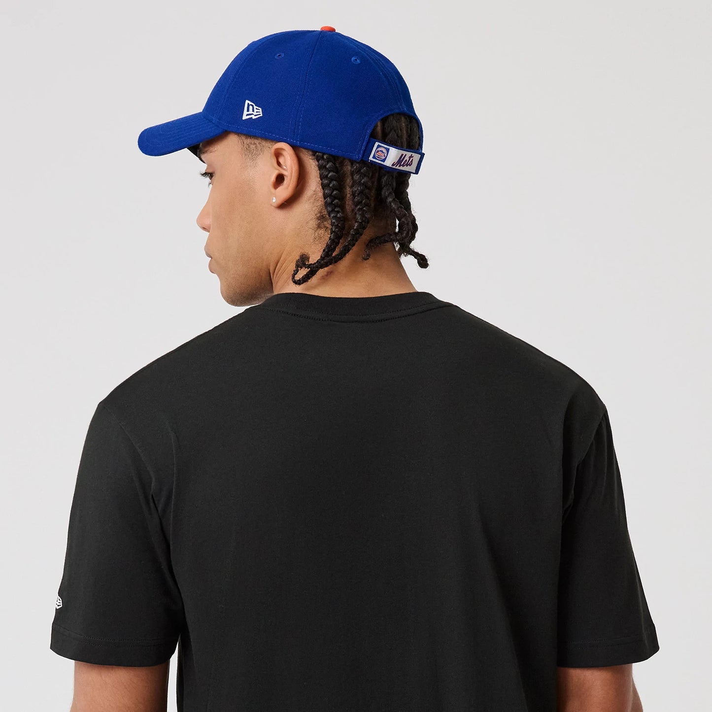 The model is wearing this MLB Sport Classic New York Mets T-Shirt in black. 7