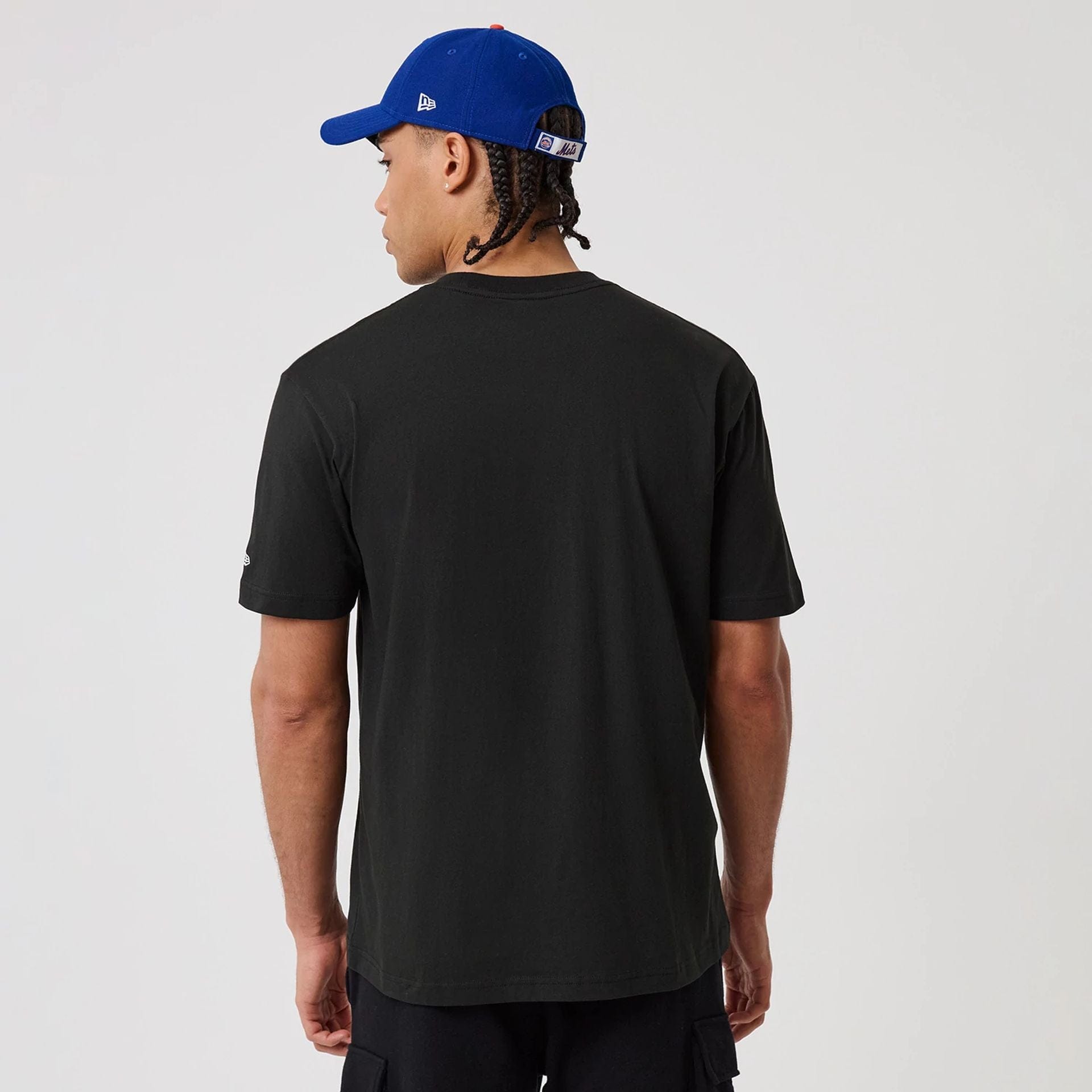 The model is wearing this MLB Sport Classic New York Mets T-Shirt in black. 2