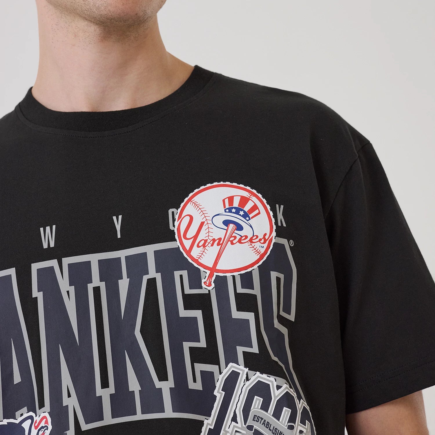 The model is wearing this MLB Sport Classic New York Yankees T-Shirt in black. 3
