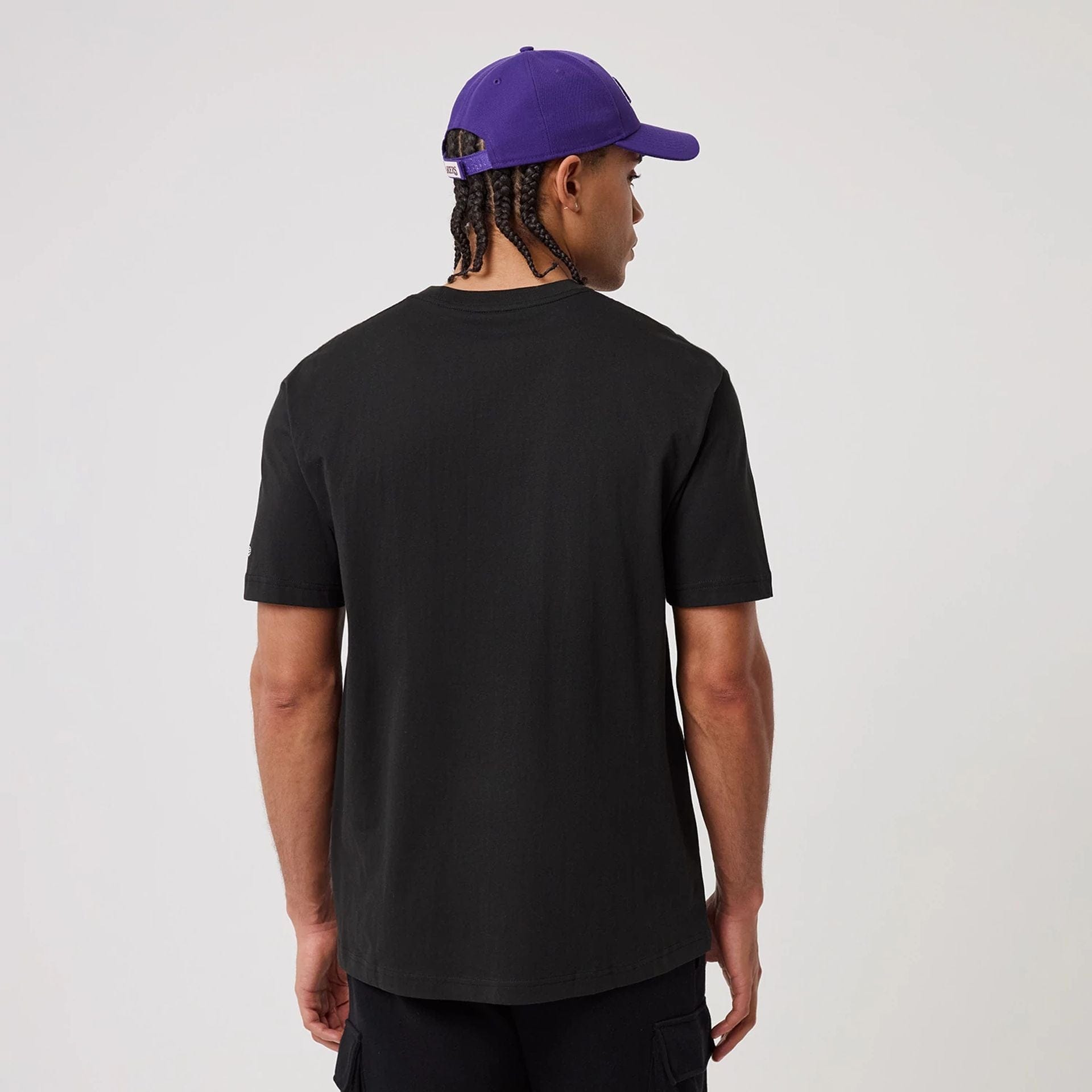 The model is wearing this NBA Sport Classic LA Lakers T-Shirt in black. 2