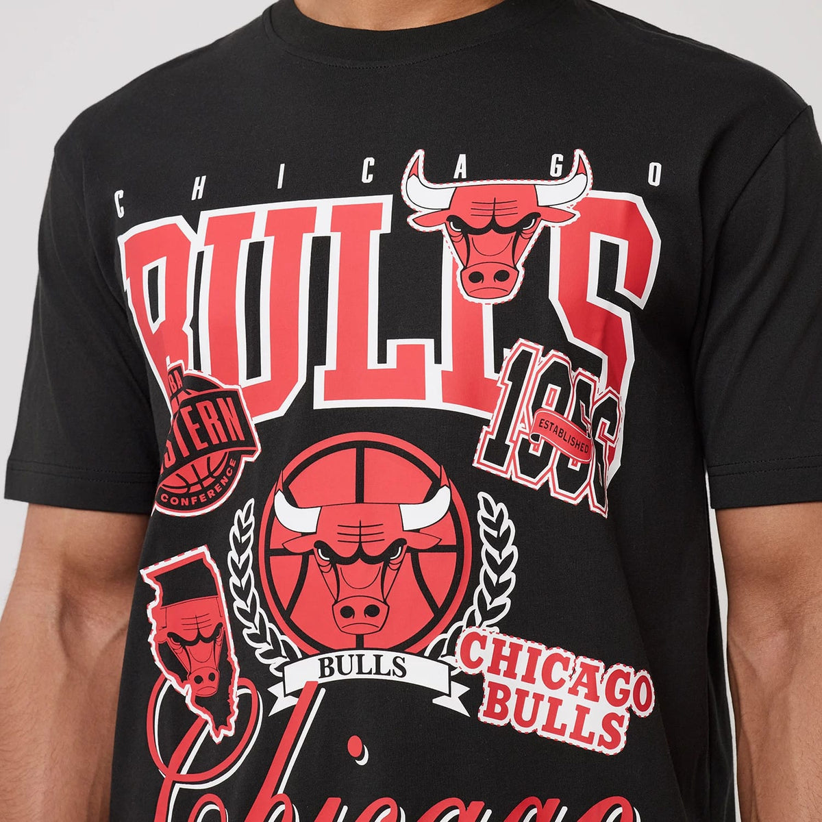 The model is wearing this NBA Sport Classic Chicago Bulls T-Shirt in black. 3