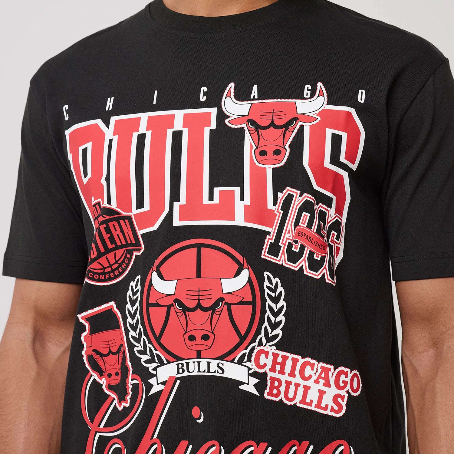 The model is wearing this NBA Sport Classic Chicago Bulls T-Shirt in black. 3