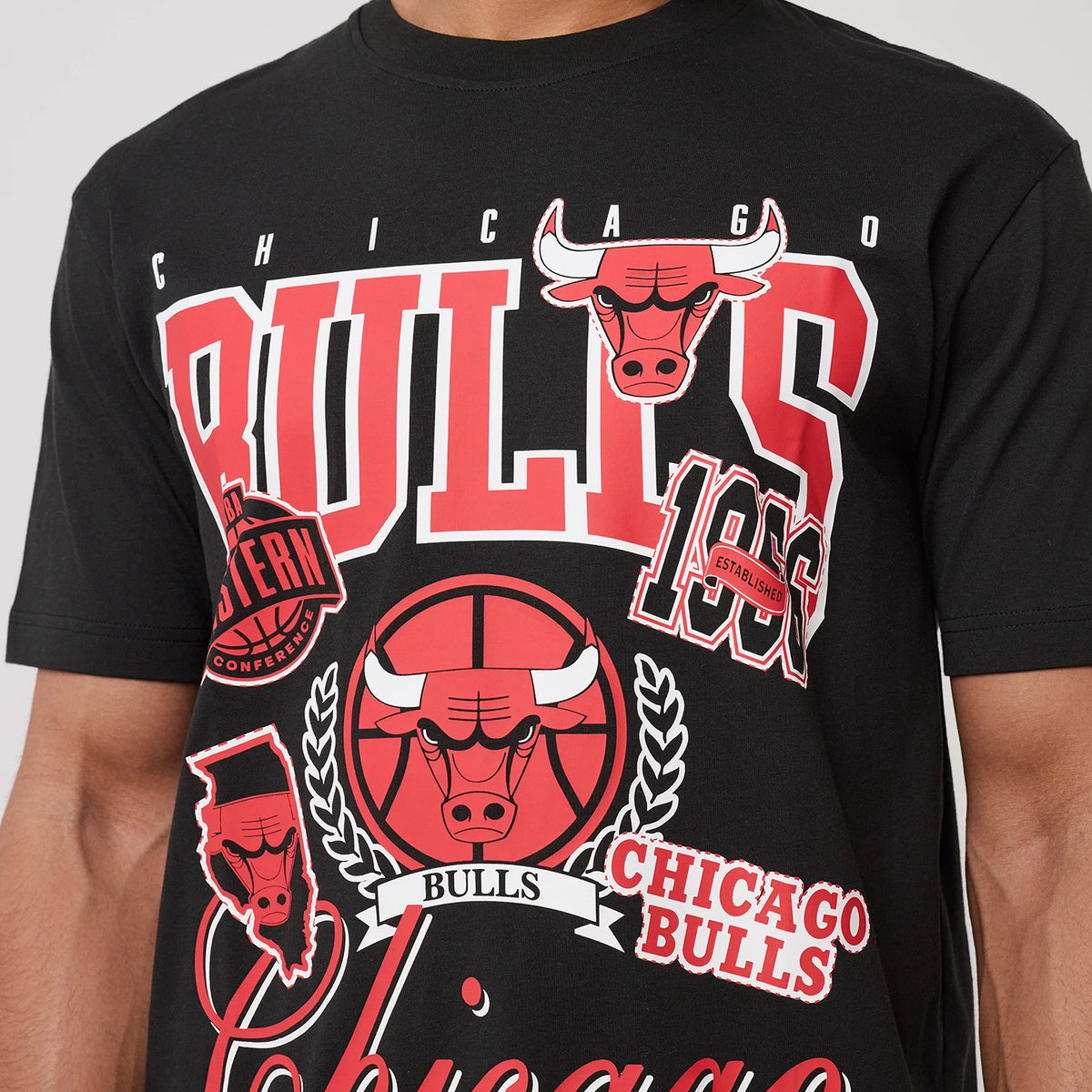 The model is wearing this NBA Sport Classic Chicago Bulls T-Shirt in black. 3