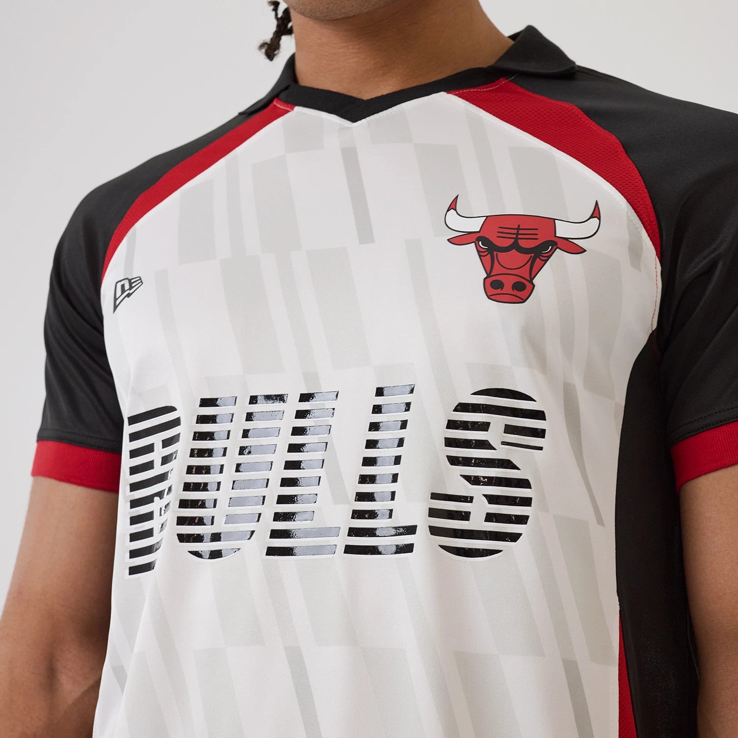 The model is wearing this NBA Match Chicago Bulls T-Shirt in white. 3