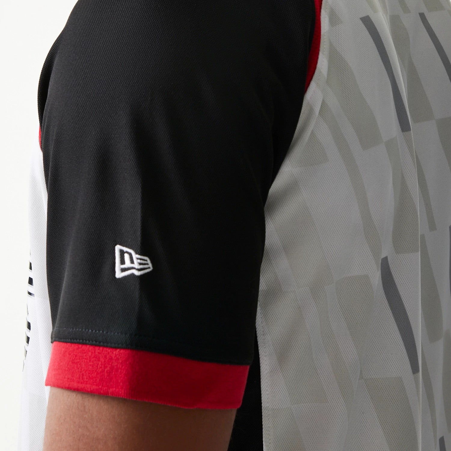 The model is wearing this NBA Match Chicago Bulls T-Shirt in white. 5