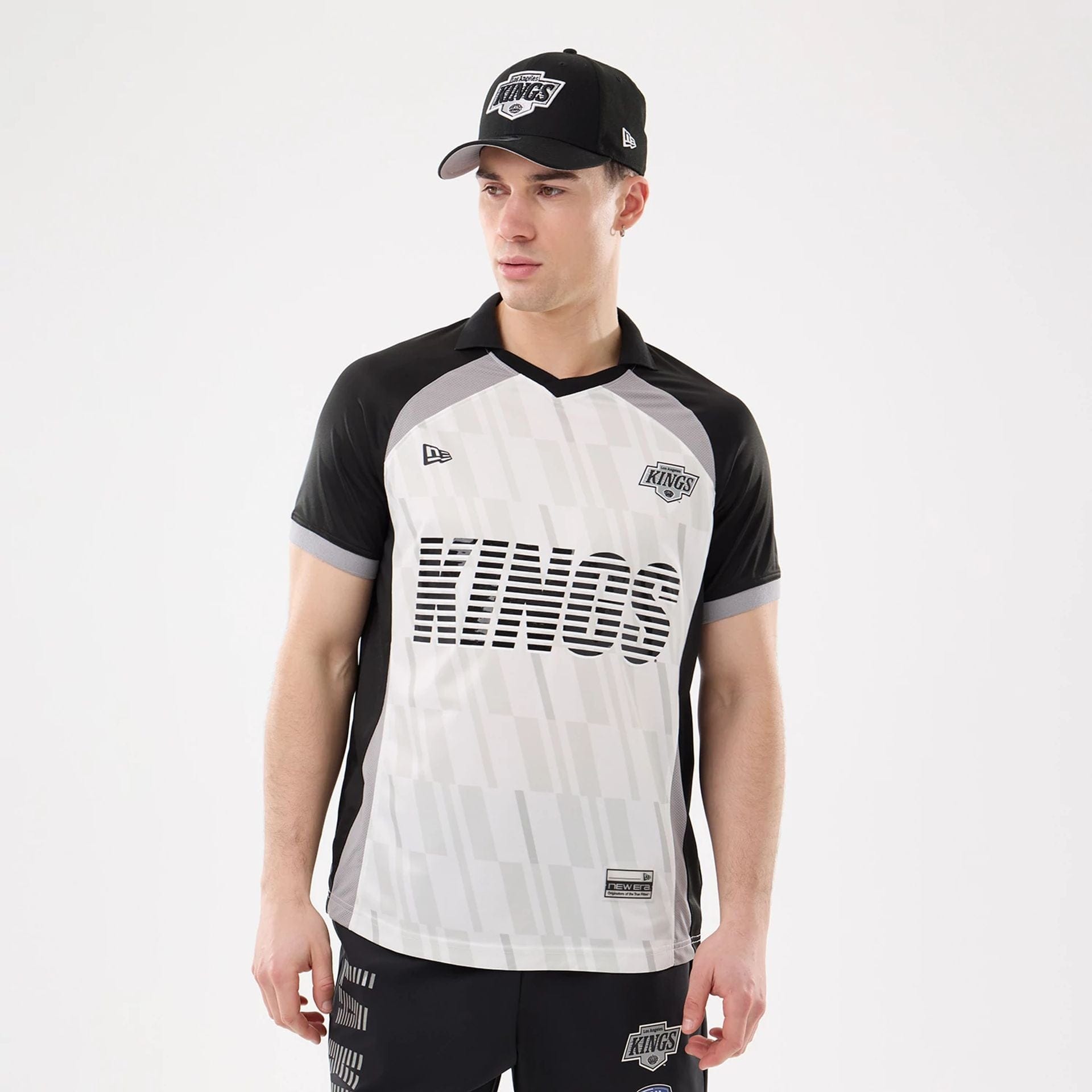 The model is wearing this NHL Match LA Kings T-Shirt in black. 1