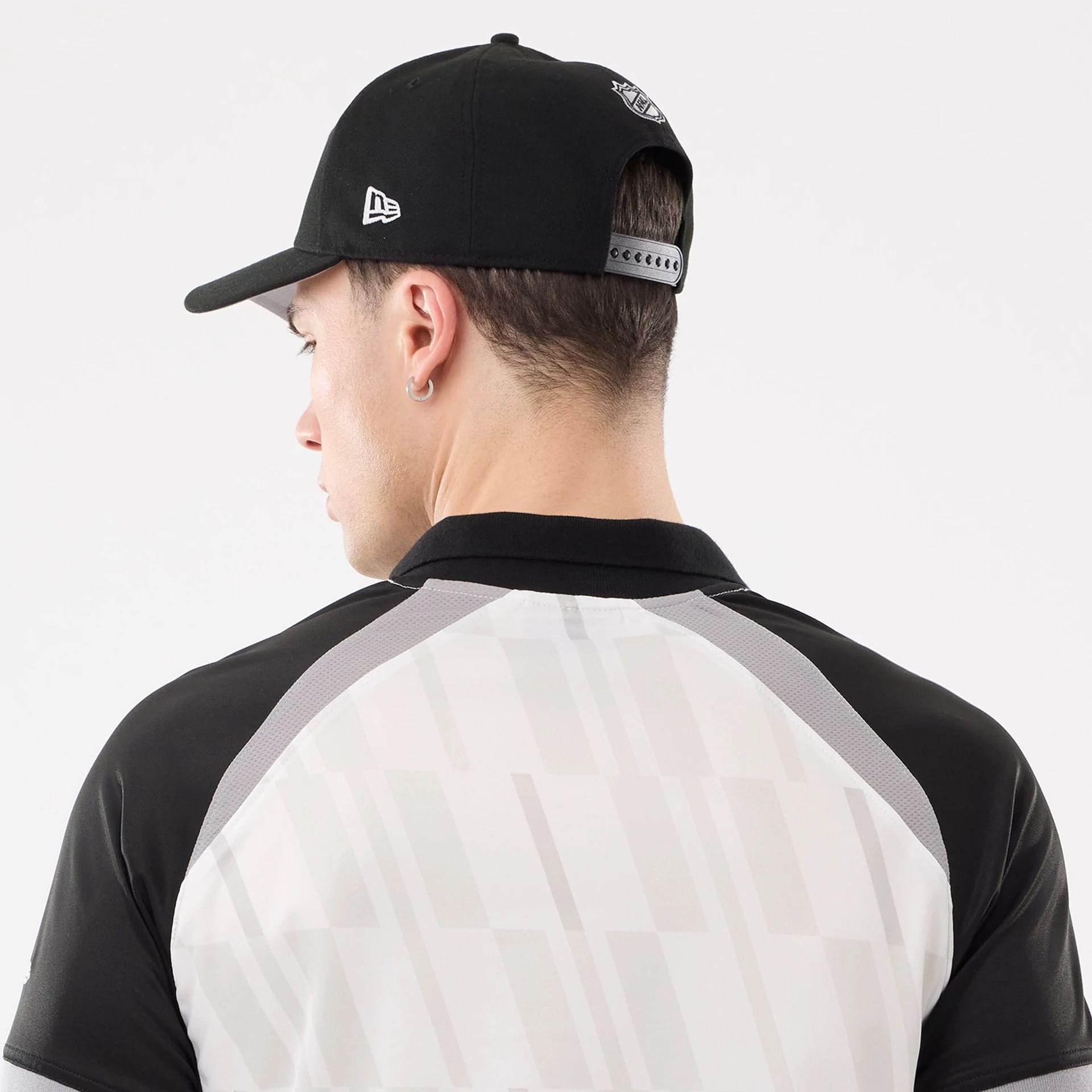 The model is wearing this NHL Match LA Kings T-Shirt in black. 7