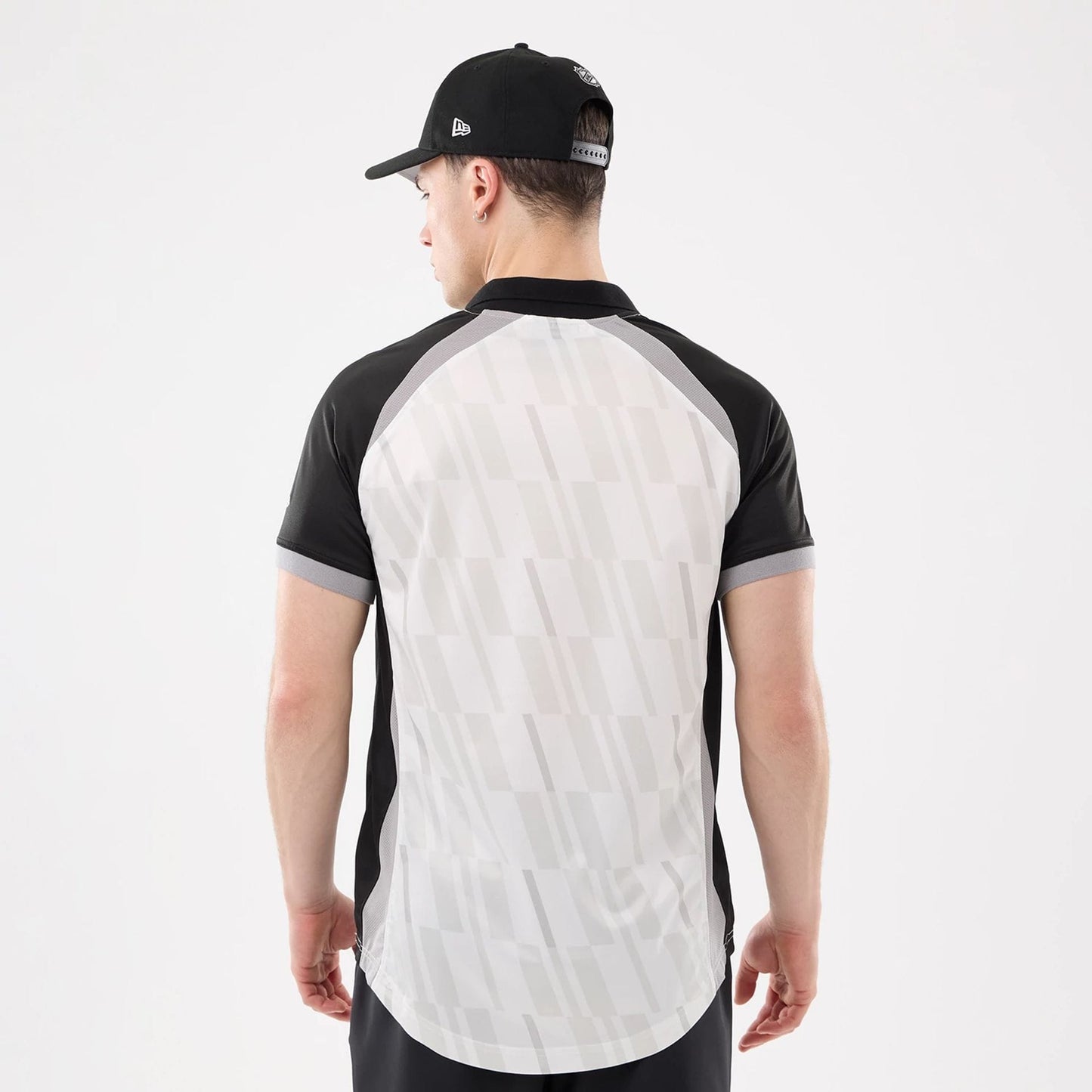 The model is wearing this NHL Match LA Kings T-Shirt in black. 2