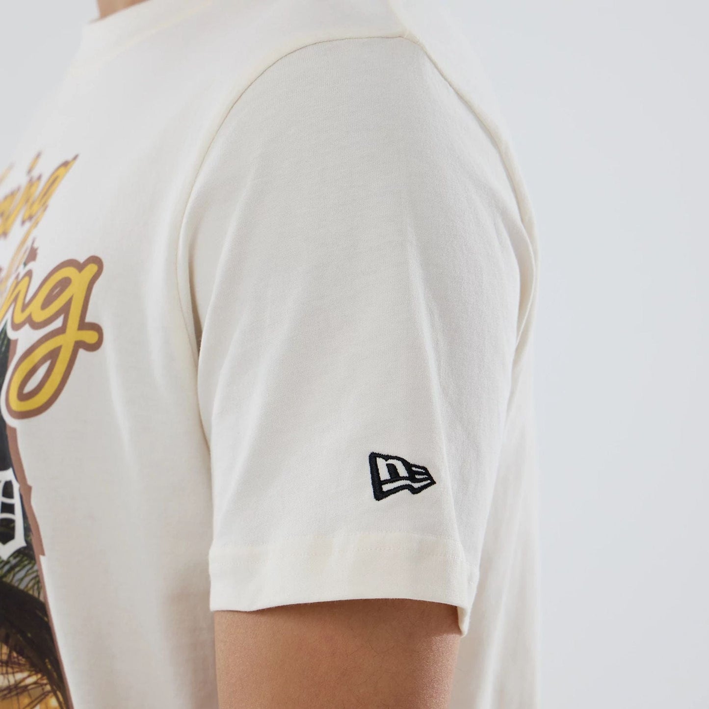 The model is wearing this MLB Spring Training 2026 Grapefruit League Logo T-Shirt in Cream. 5