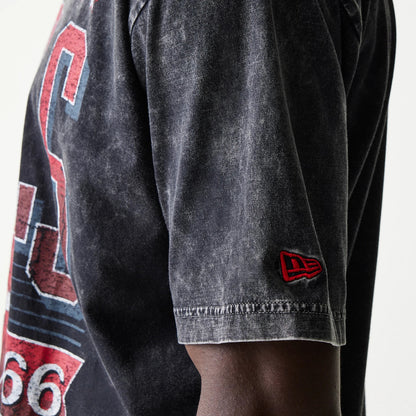 The model is wearing this NBA Chicago Bulls T-Shirt in black. 4