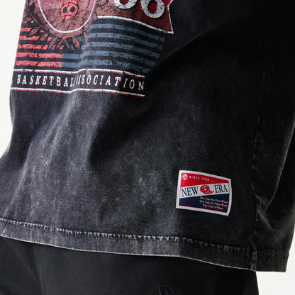 The model is wearing this NBA Chicago Bulls T-Shirt in black. 5