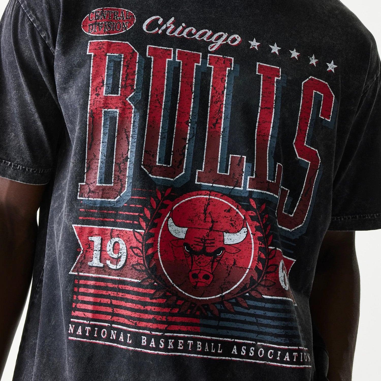 The model is wearing this NBA Chicago Bulls T-Shirt in black. 3
