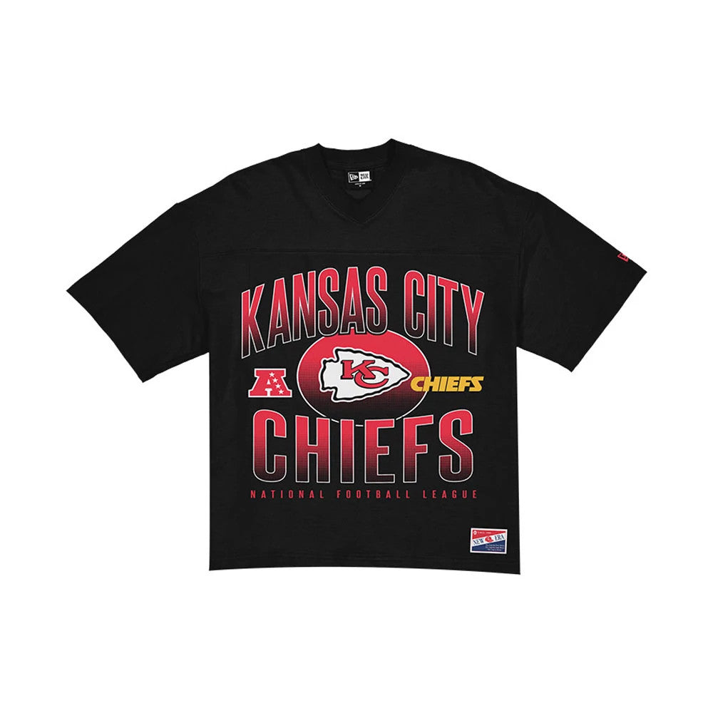 The model is wearing this NFL Kansas City Chiefs Boxy T-Shirt in black. 1