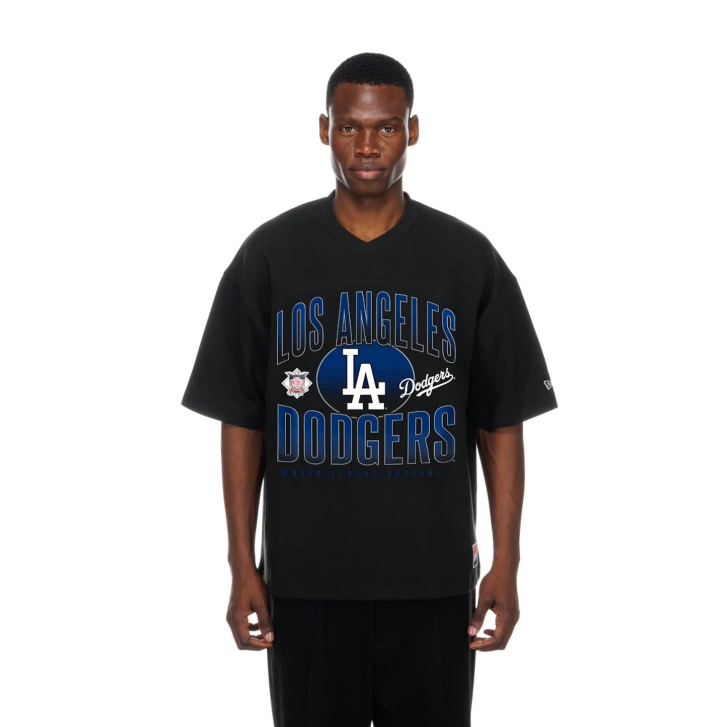 The model is wearing this MLB LA Dodgers Boxy T-Shirt in black. 1