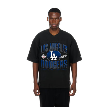 The model is wearing this MLB LA Dodgers Boxy T-Shirt in black. 1