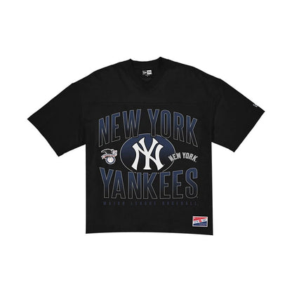 The model is wearing this MLB New York Yankees Boxy T-Shirt in black. 1