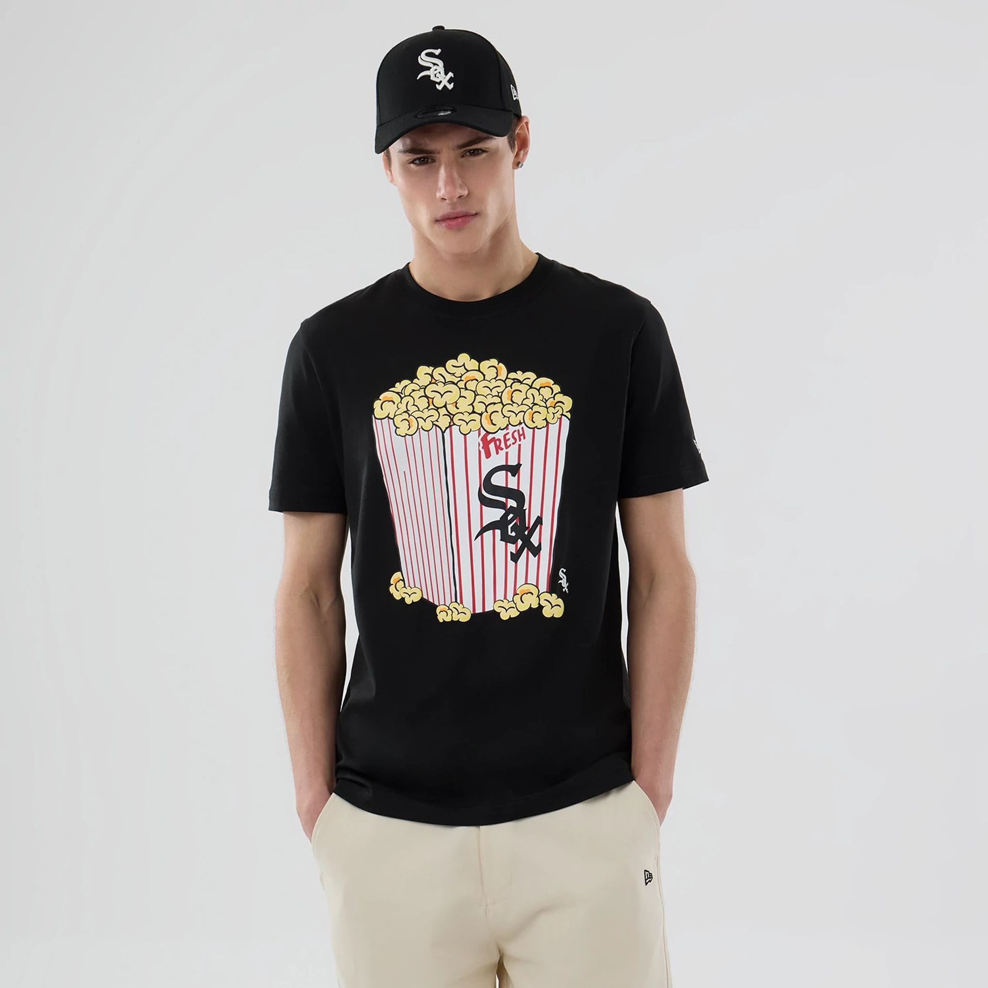 The model is wearing this MLB Popcorn Chicago White Sox T-Shirt in black. 1