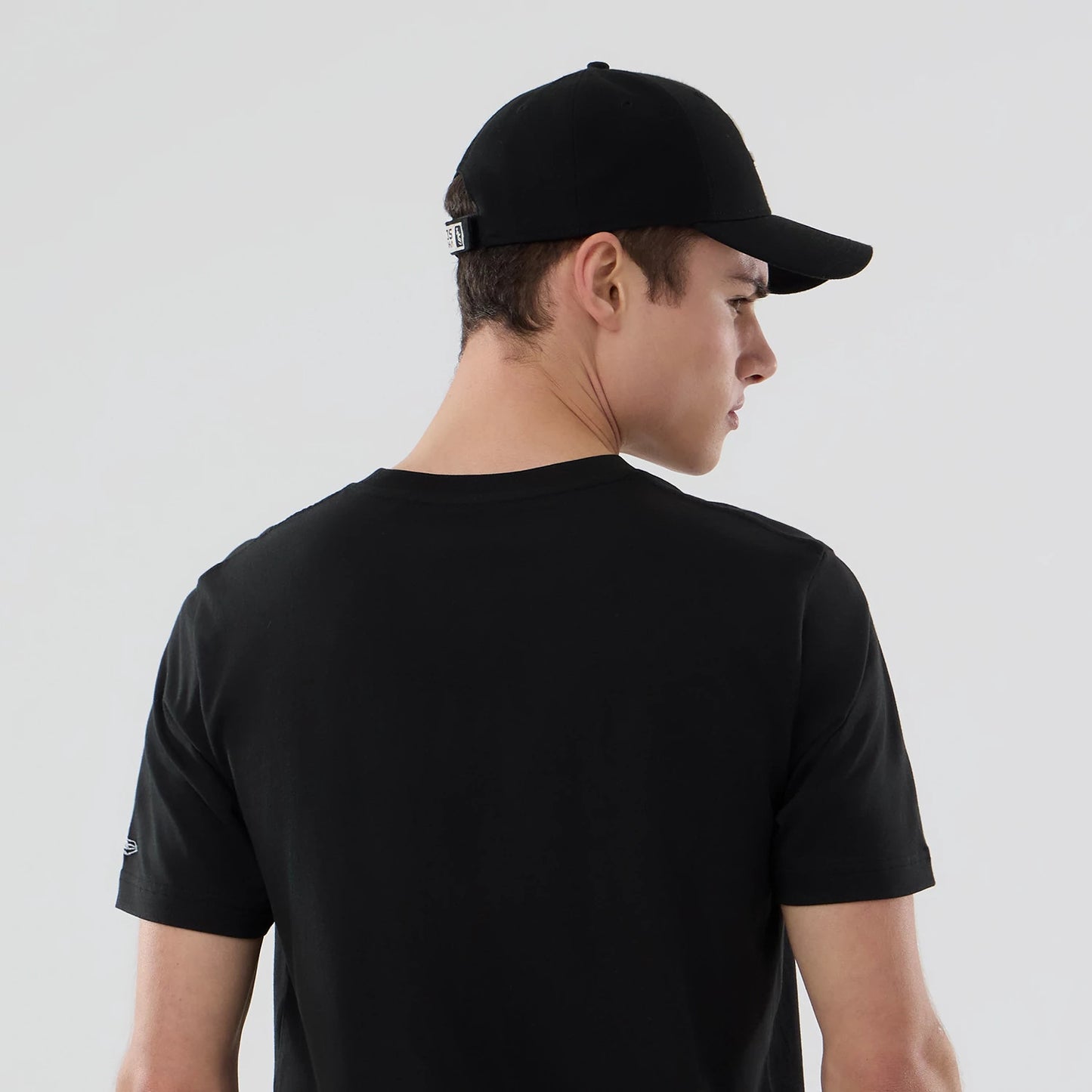 The model is wearing this MLB Popcorn Chicago White Sox T-Shirt in black. 6
