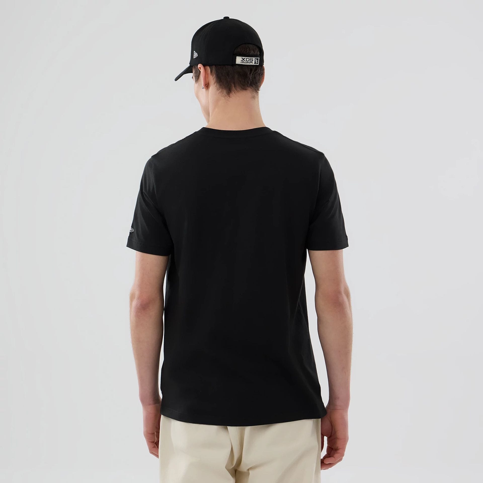 The model is wearing this MLB Popcorn Chicago White Sox T-Shirt in black. 2