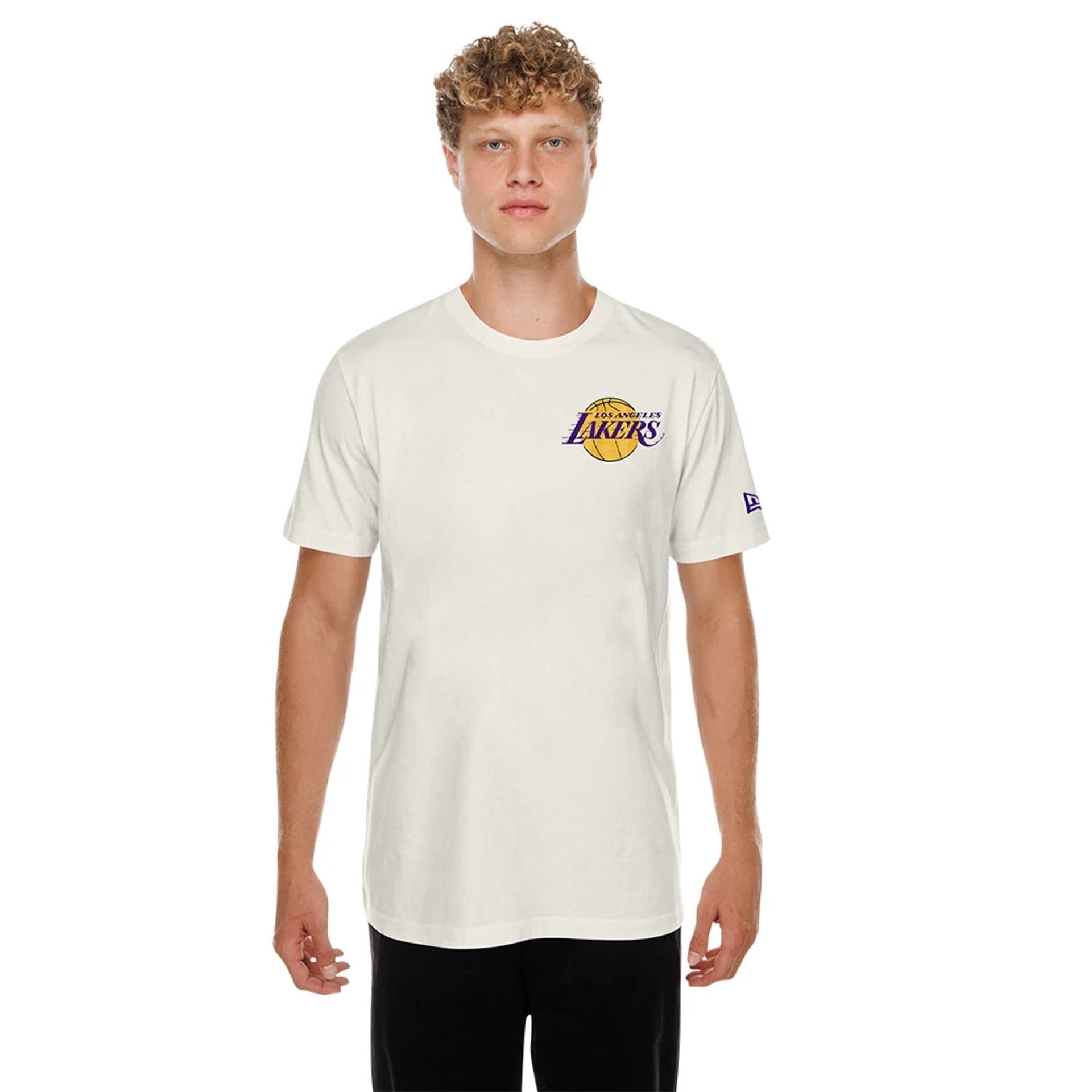 The model is wearing this NBA Hotdog LA Lakers T-Shirt in cream. 1