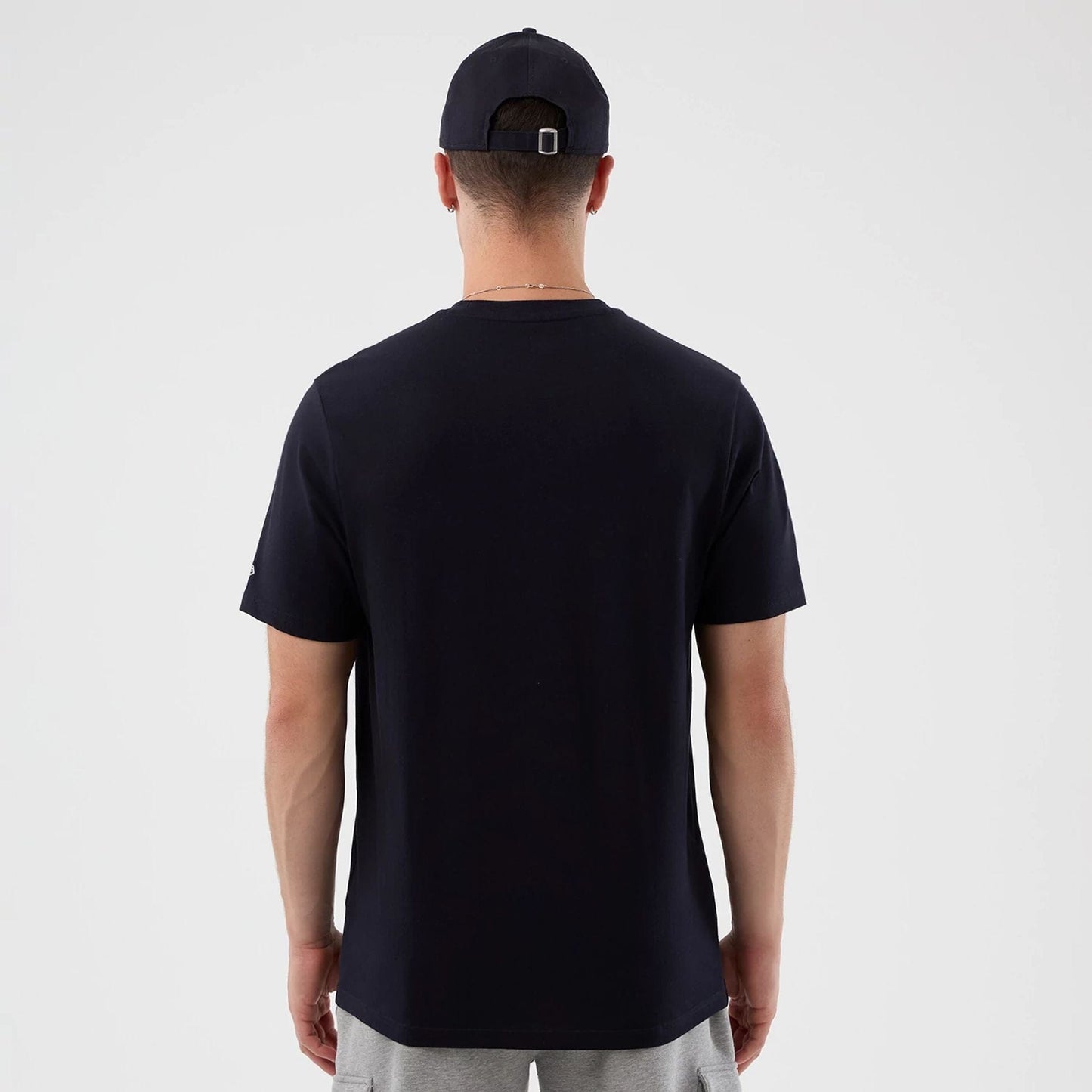 The Male model is wearing Chicago Bulls NBA Back To School Navy T-Shirt  2