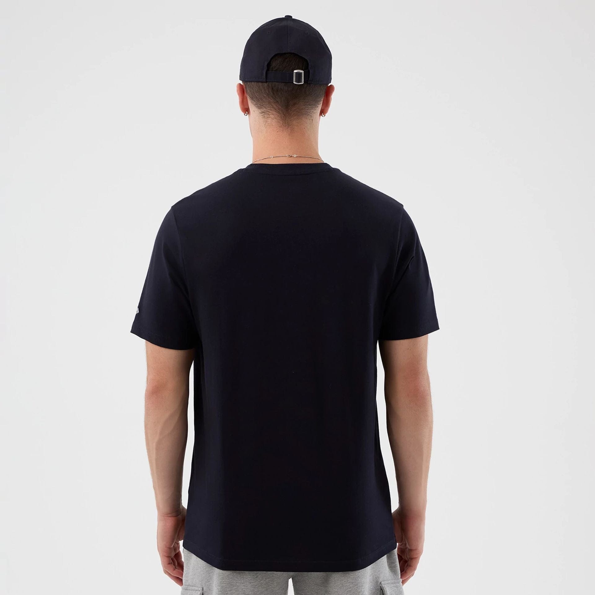 The Male model is wearing Chicago Bulls NBA Back To School Navy T-Shirt  2