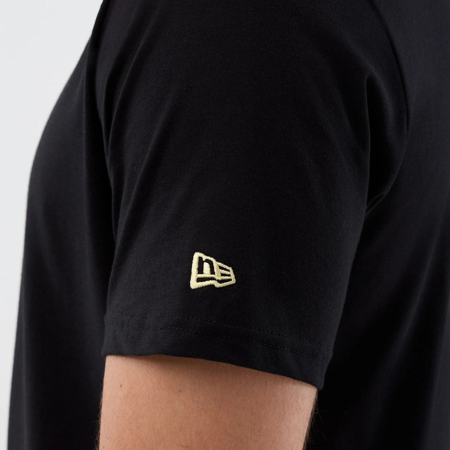 The Male model is wearing Chicago Bulls NBA Back To School Black T-Shirt  5