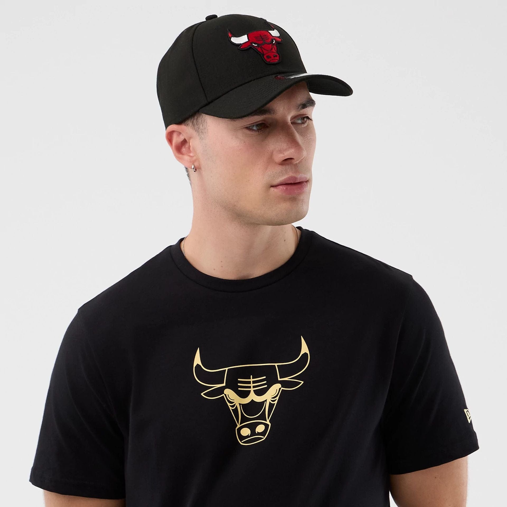 The Male model is wearing Chicago Bulls NBA Back To School Black T-Shirt  6