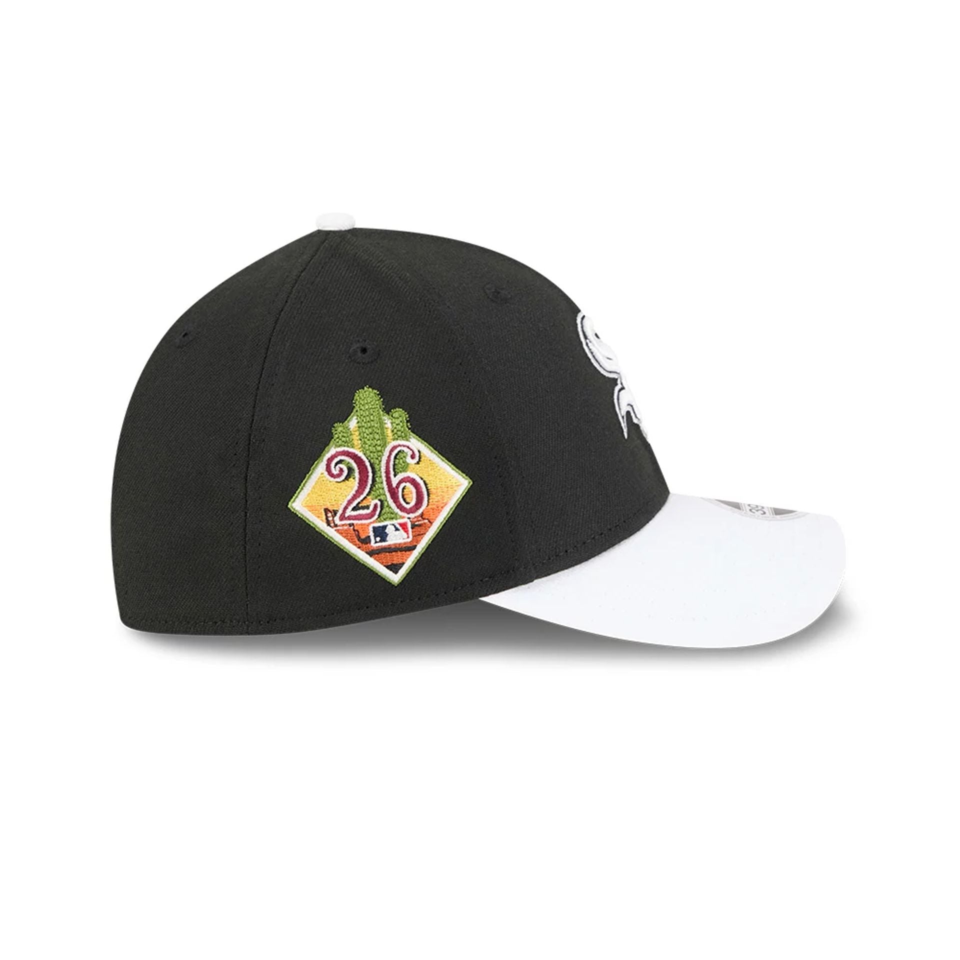 Pictured is this MLB Spring Training 2026 Chicago White Sox 39THIRTY M-Crown Stretch Fit cap in black. 5