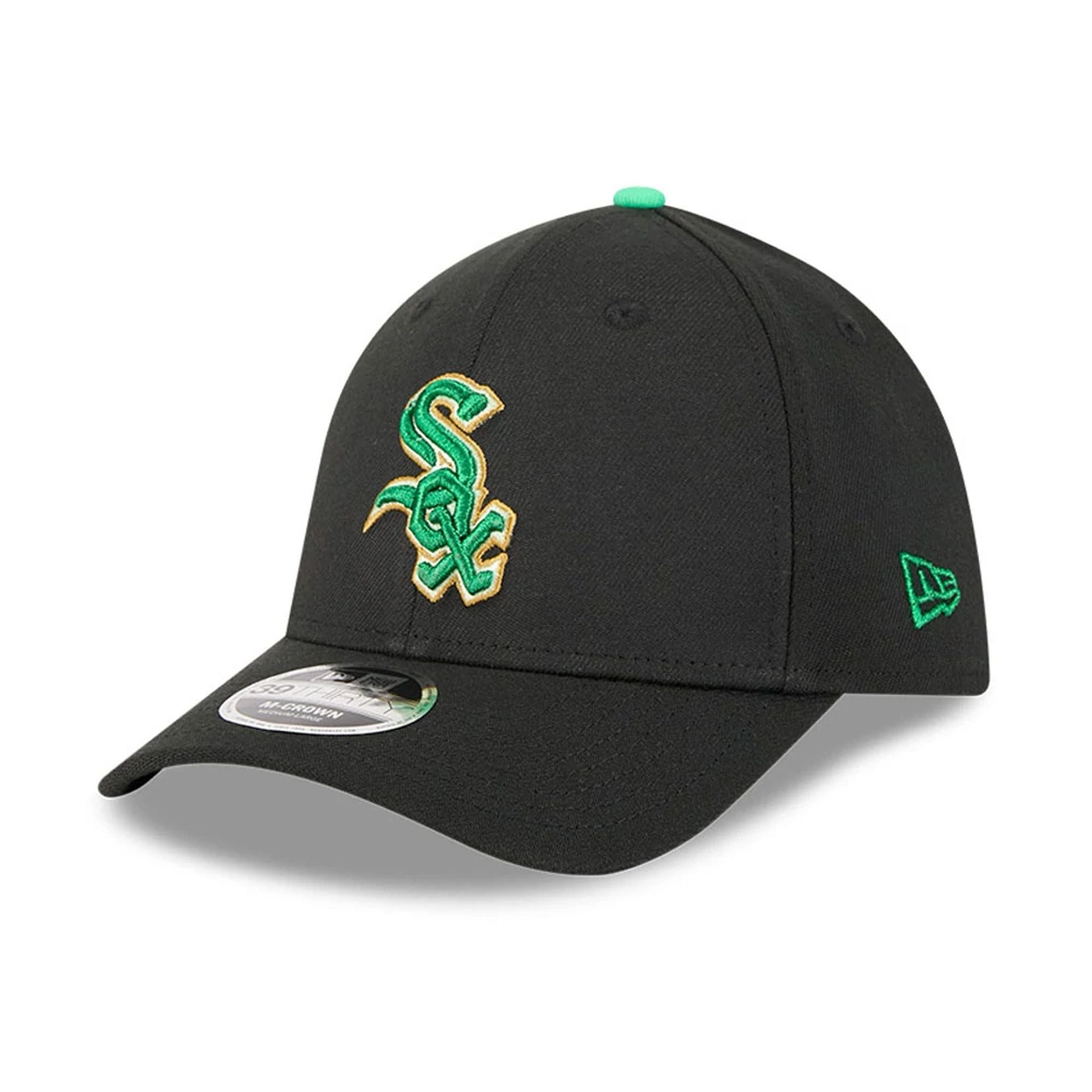 Pictured is this MLB Saint Patrick's Day Chicago White Sox 39THIRTY M-Crown A-Frame Stretch Fit cap in black. 3
