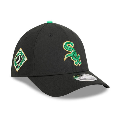 Pictured is this MLB Saint Patrick's Day Chicago White Sox 39THIRTY M-Crown A-Frame Stretch Fit cap in black. 1