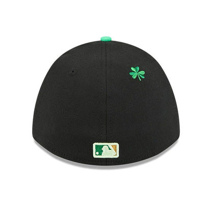 Pictured is this MLB Saint Patrick's Day Chicago White Sox 39THIRTY M-Crown A-Frame Stretch Fit cap in black. 6