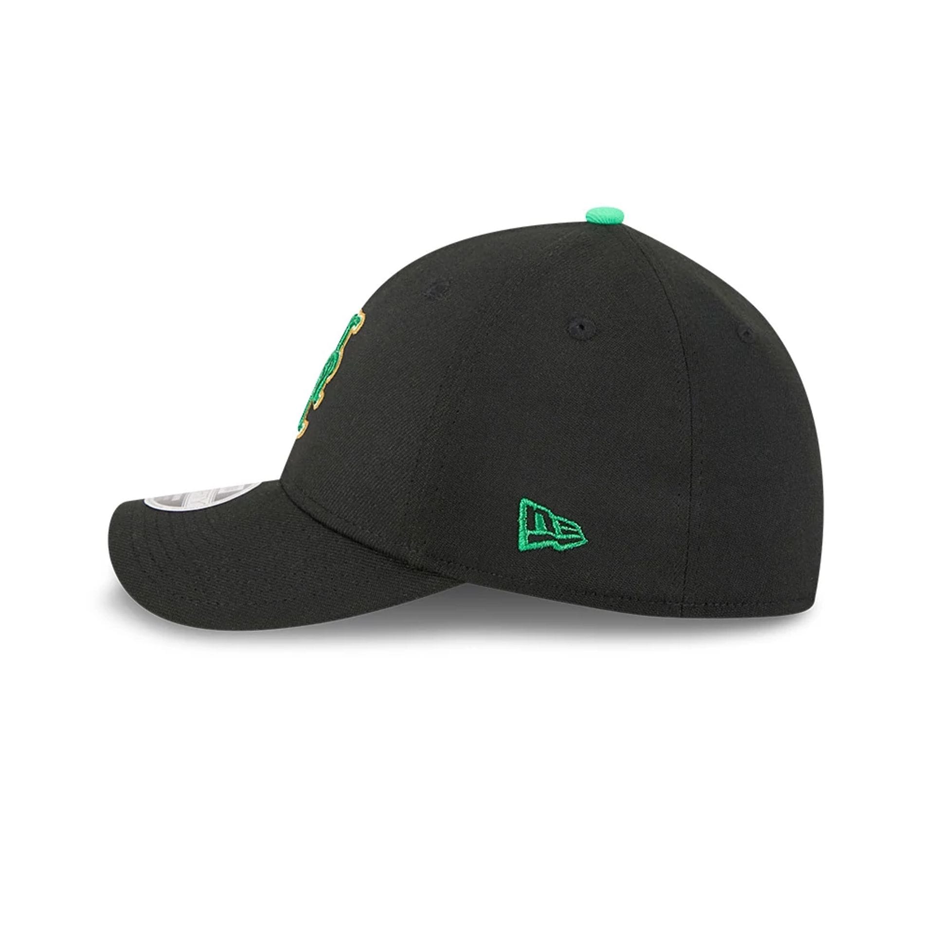 Pictured is this MLB Saint Patrick's Day New York Mets 39THIRTY M-Crown A-Frame Stretch Fit cap in black. 5