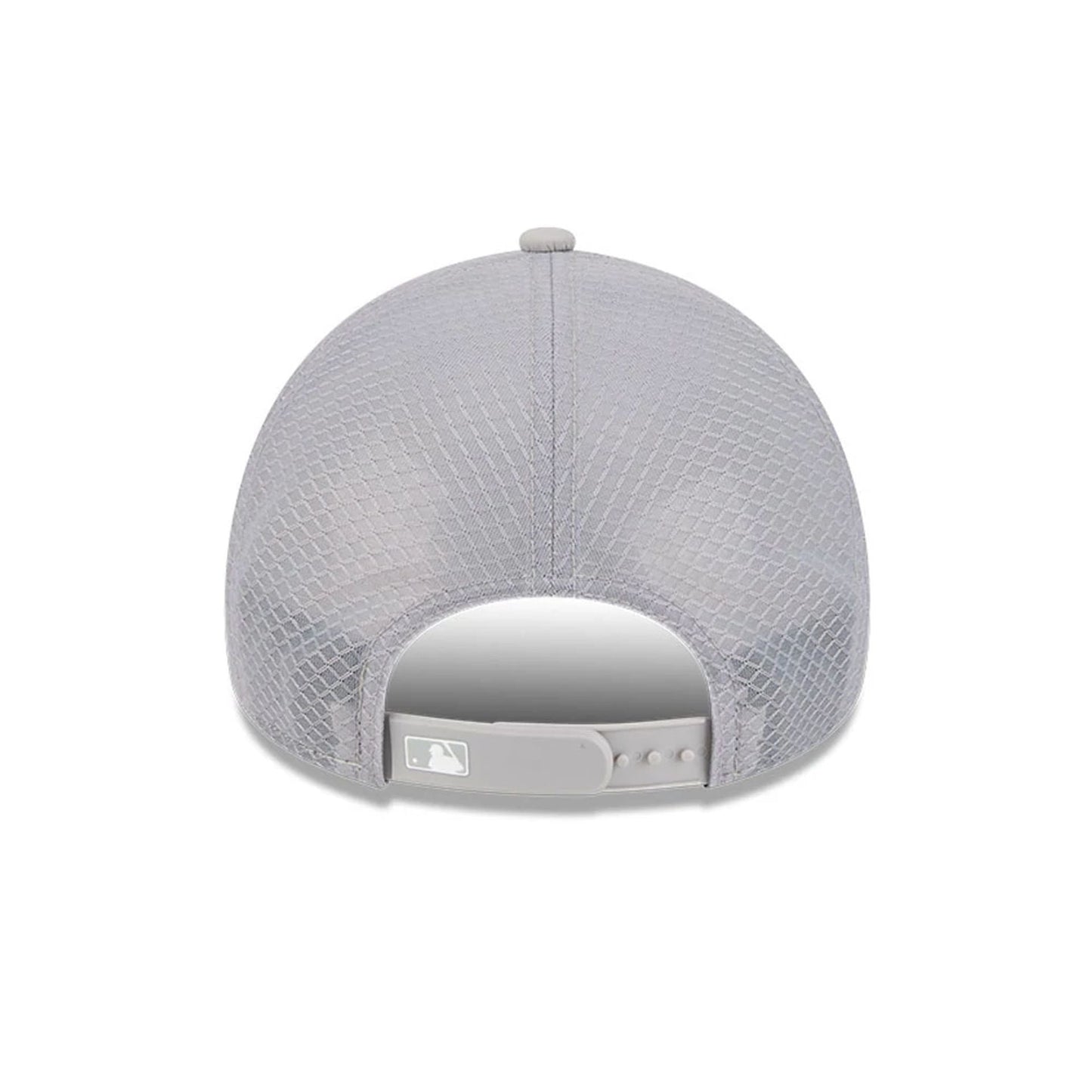 Pictured is this MLB Batting Practice 2026 Chicago White Sox 9FORTY Apex cap in grey. 6
