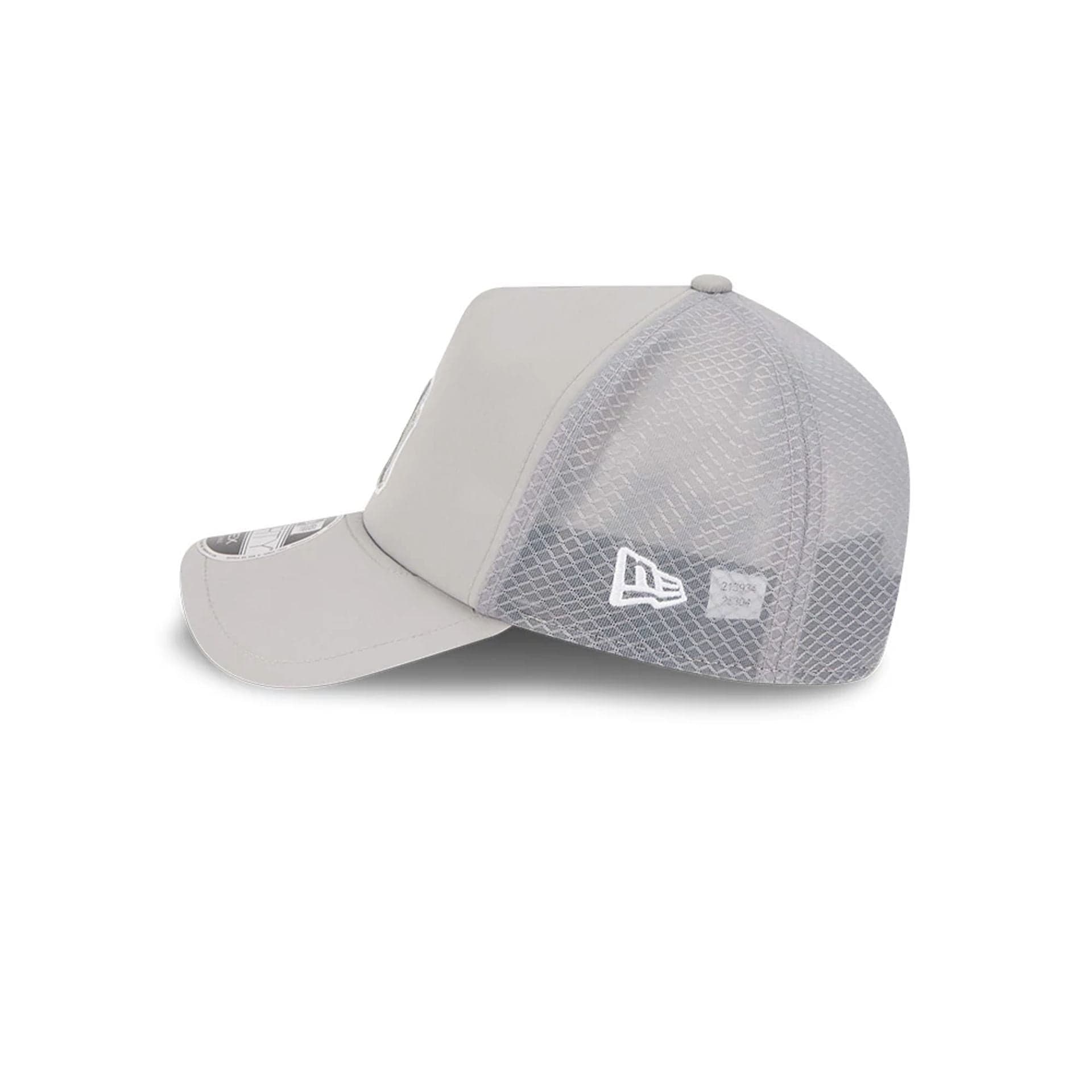 Pictured is this MLB Batting Practice 2026 New York Yankees 9FORTY Apex cap in grey. 5