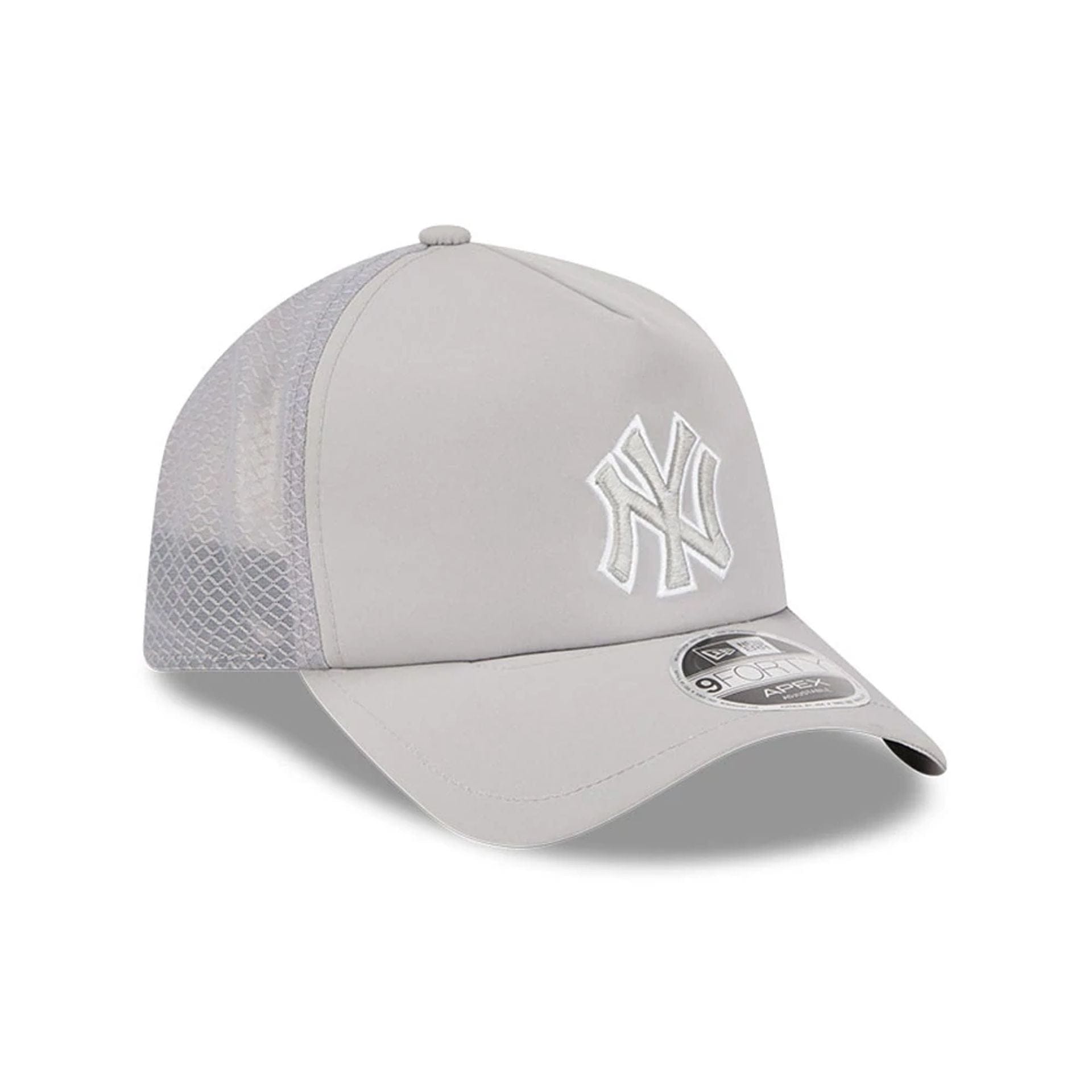 Pictured is this MLB Batting Practice 2026 New York Yankees 9FORTY Apex cap in grey. 4