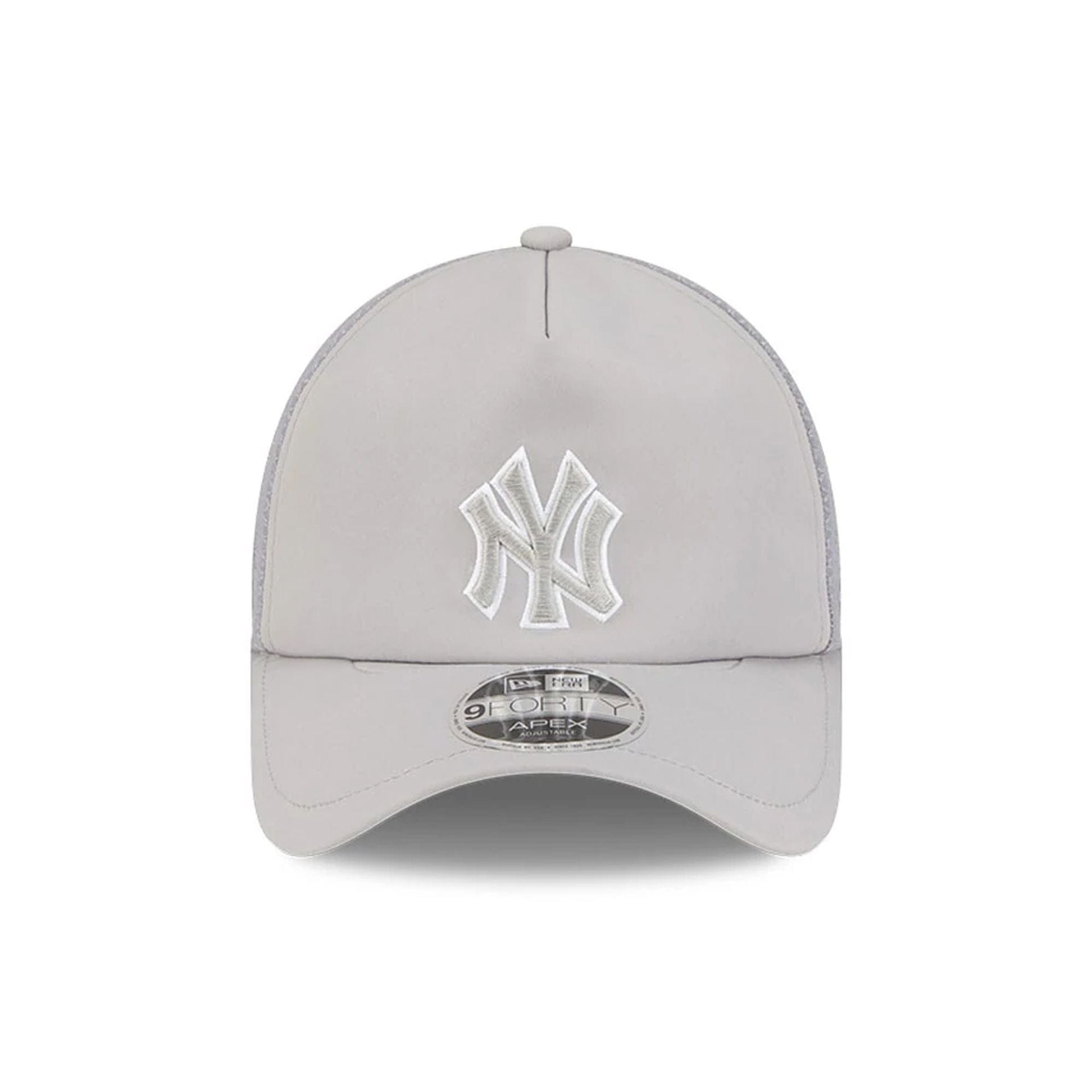 Pictured is this MLB Batting Practice 2026 New York Yankees 9FORTY Apex cap in grey. 3