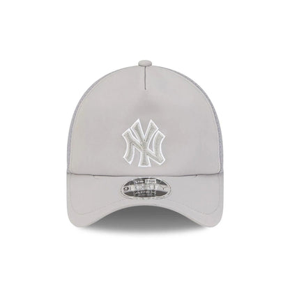 Pictured is this MLB Batting Practice 2026 New York Yankees 9FORTY Apex cap in grey. 3