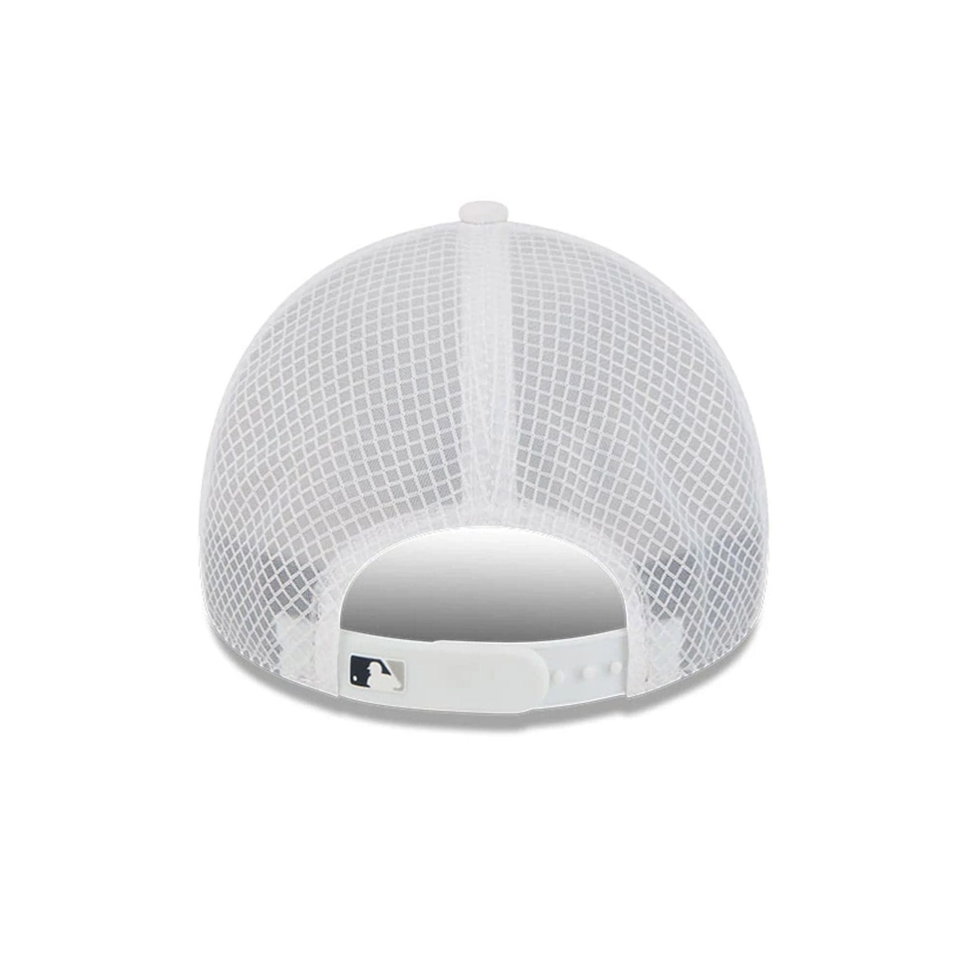 Pictured is this MLB Batting Practice 2026 New York Yankees 9FORTY Apex cap in white. 4