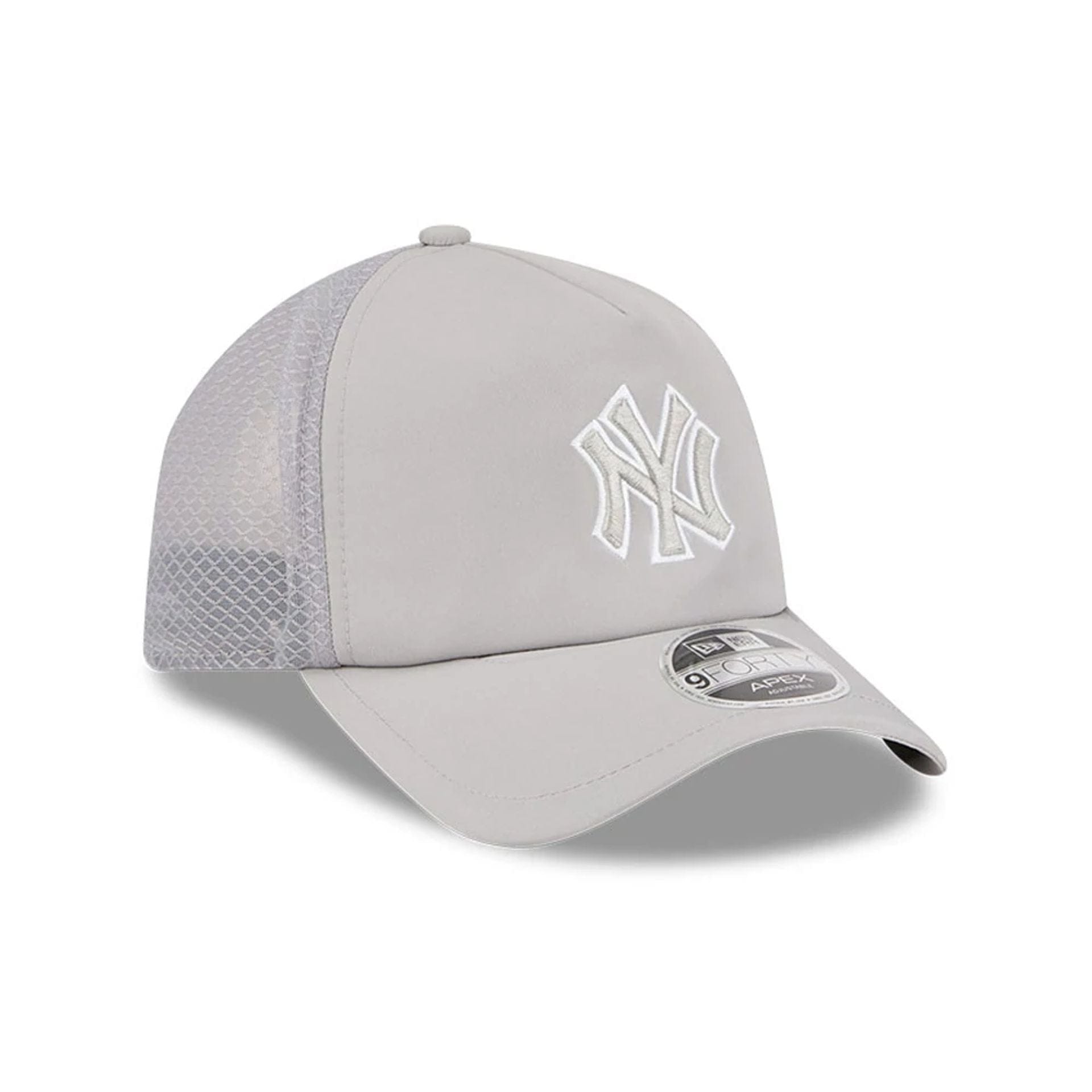 Pictured is this MLB Batting Practice 2026 New York Yankees 9FORTY Apex cap in grey. 4