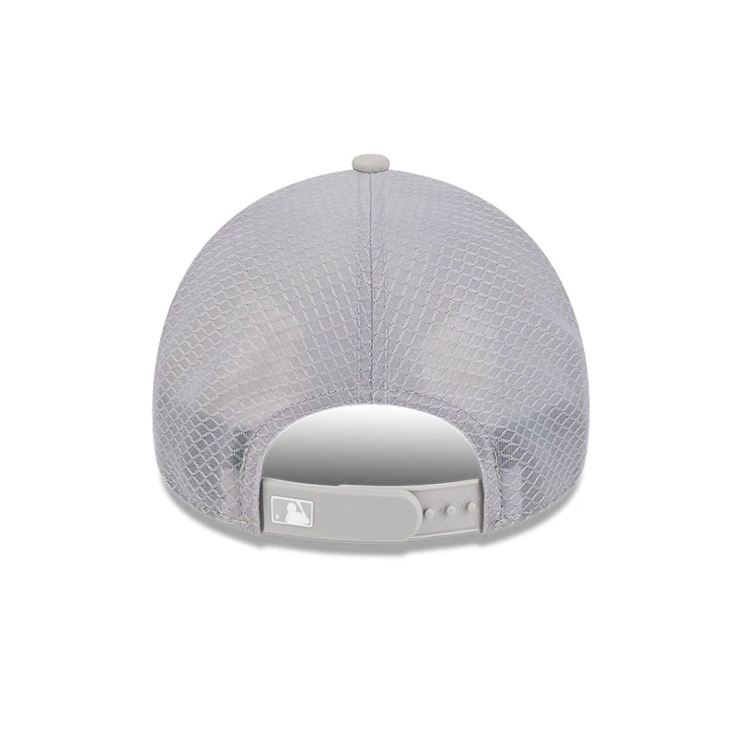 Pictured is this MLB Batting Practice 2026 New York Yankees 9FORTY Apex cap in grey. 4