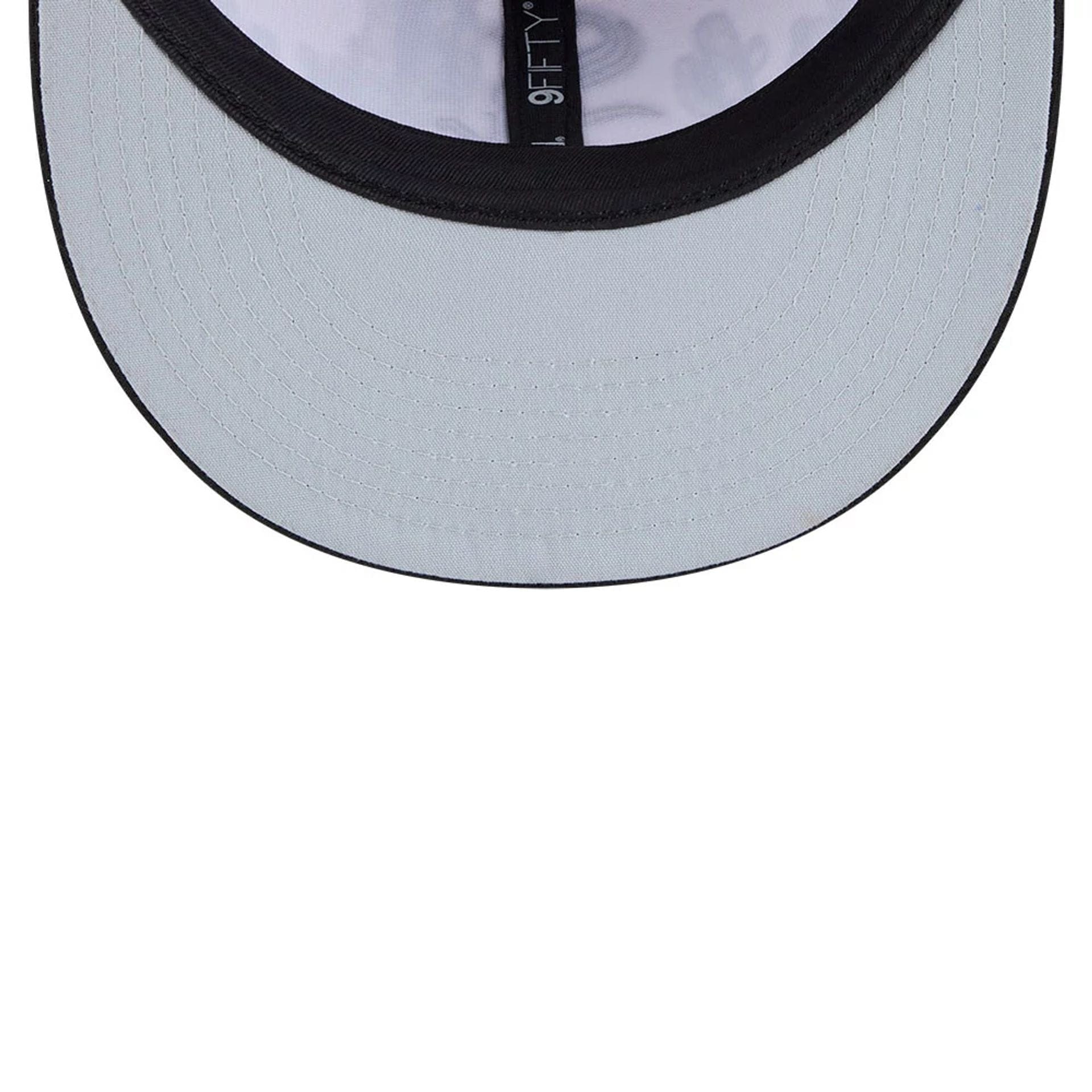 Pictured is this MLB Grow Chicago White Sox 9FIFTY Snapback cap in black. 2