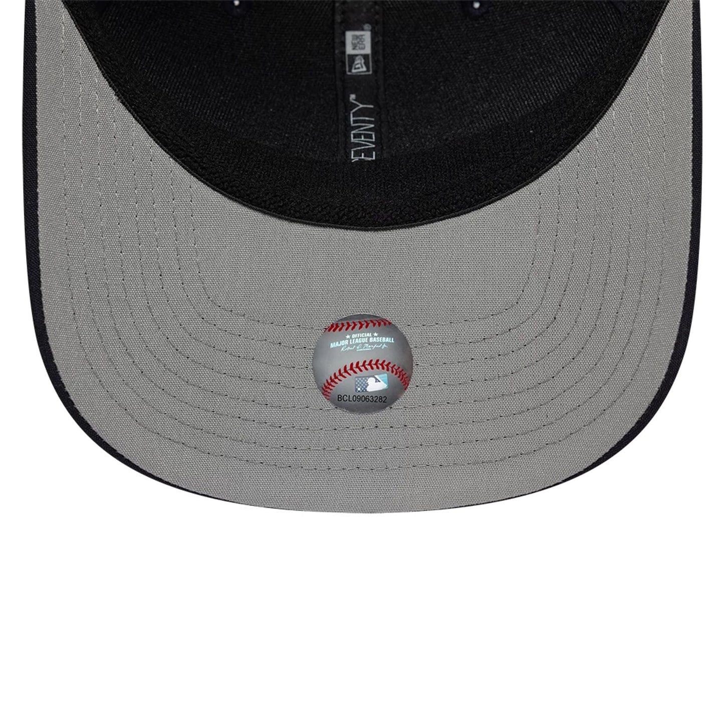 Pictured is this MLB Circles Detroit Tigers 9SEVENTY Stretch Snap cap in navy. 2
