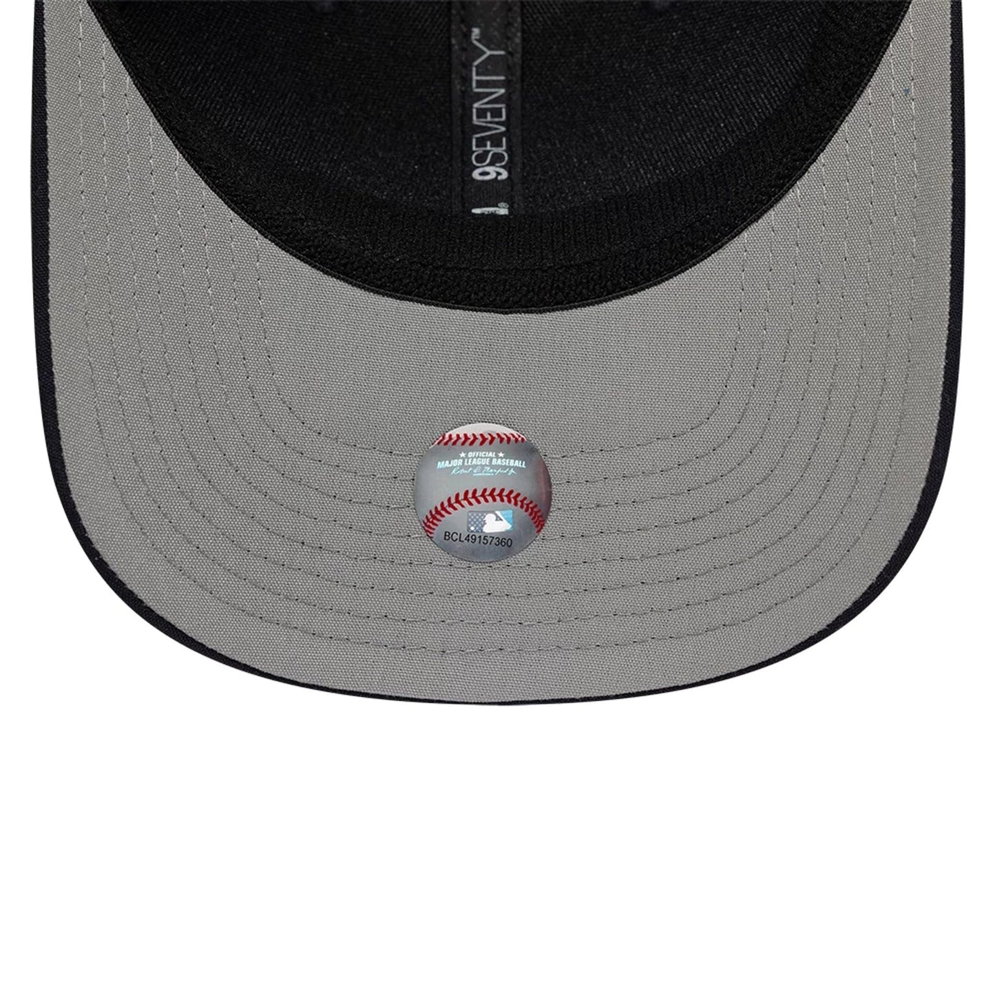 Pictured is this MLB Circles New York Yankees 9SEVENTY Stretch Snap cap in navy. 2